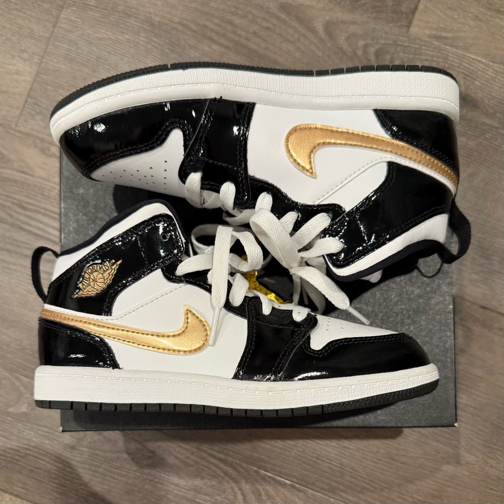 New Nike Kids Jordan 1 Mid SE Patent Black and Gold PS BQ6932 007